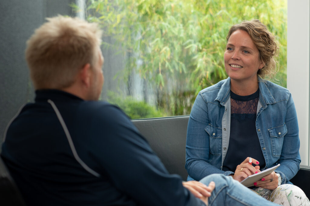 Leder og medarbejder i dialog om trivsel under vejledning