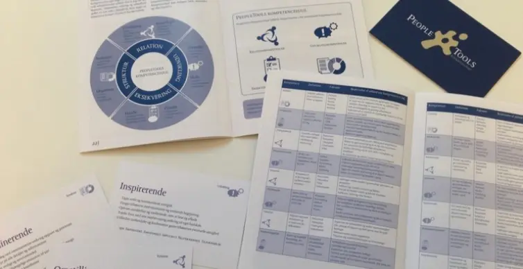 PeopleTools materialer om personprofiler og kompetencehjul på et bord